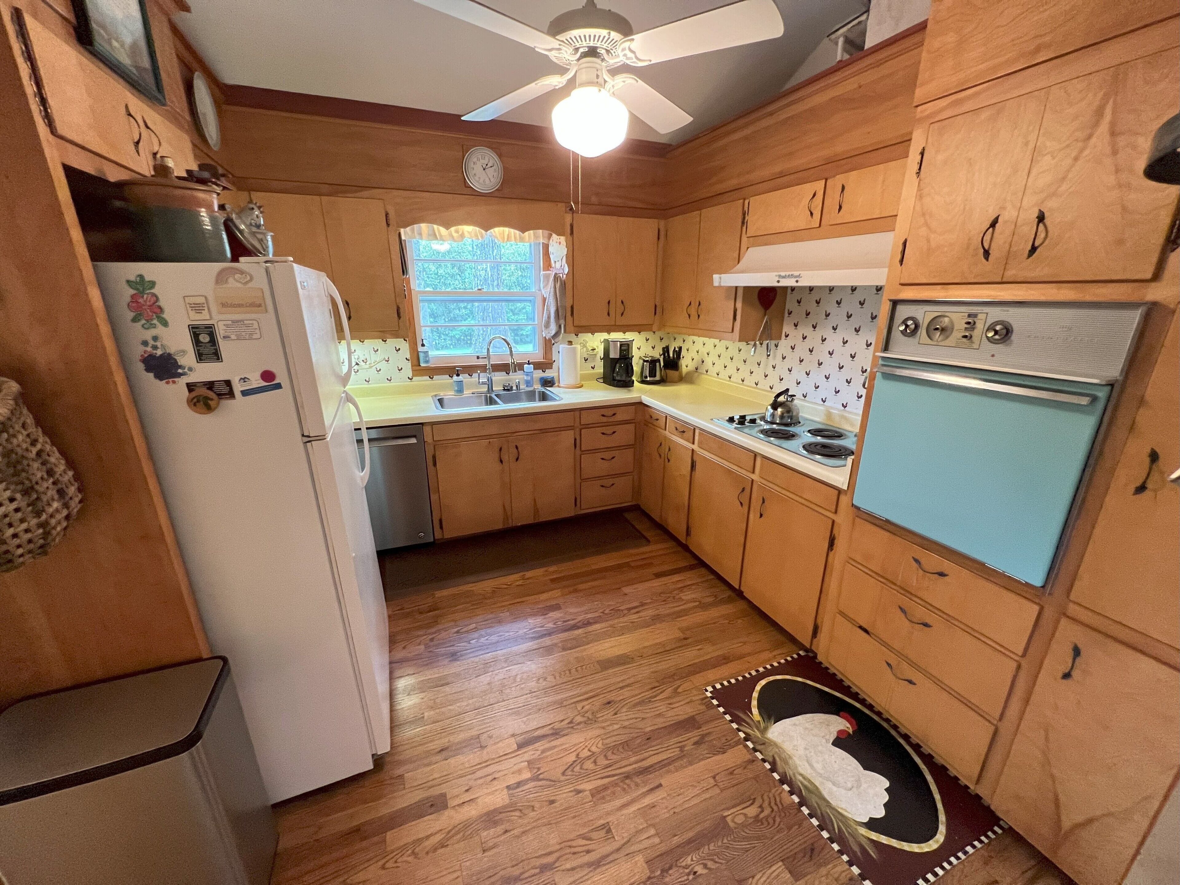 Tranquil Mirror Lake Paradise With Large Screened-in Porch!