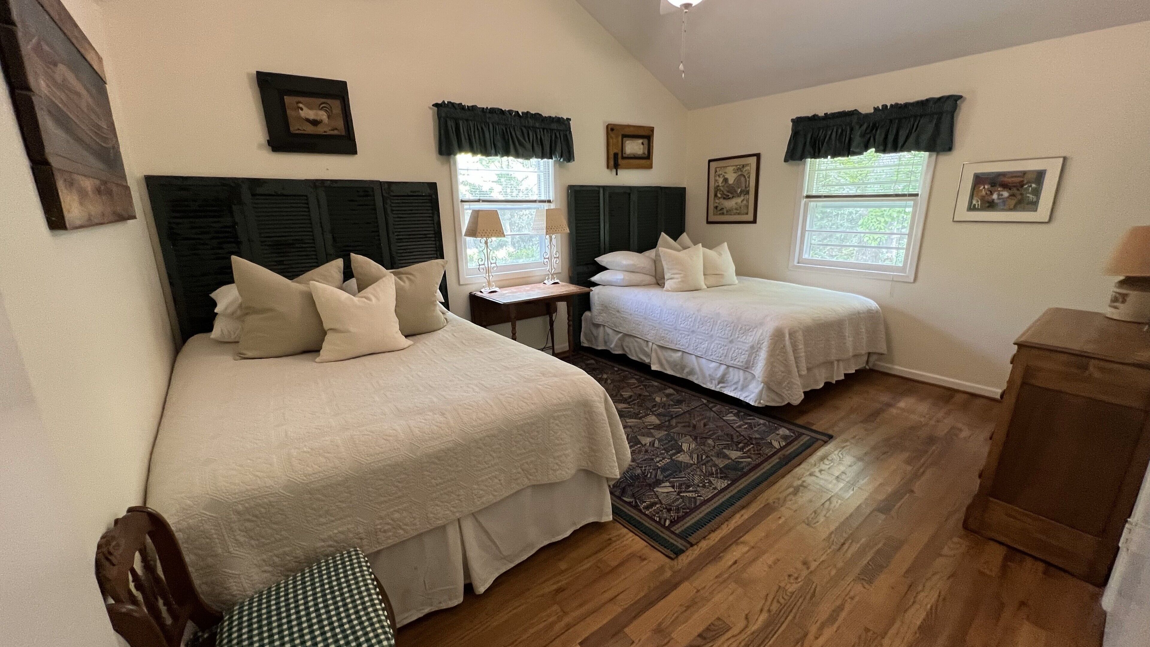 Tranquil Mirror Lake Paradise With Large Screened-in Porch!