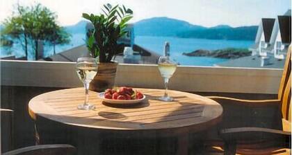 Water view!
Luxury Port Suite -- walk to cafes, shops, galleries & beaches.