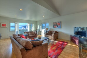 Smart TV, fireplace, books, stereo