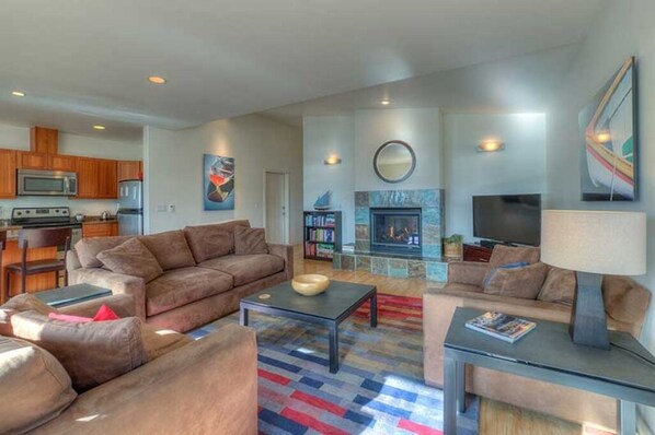 Smart TV, fireplace, books, stereo