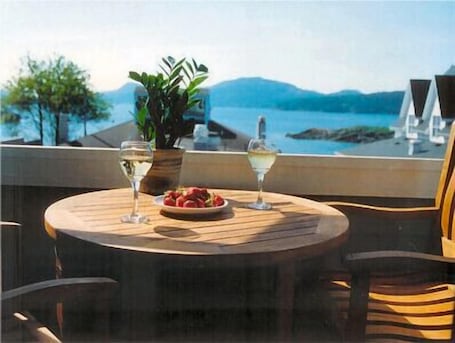 Outdoor dining. Water view!
Luxury Port Suite -- walk to cafes, shops, galleries & beaches.