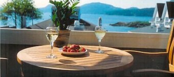 Water view! 
Luxury Port Suite -- walk to cafes, shops, galleries & beaches.