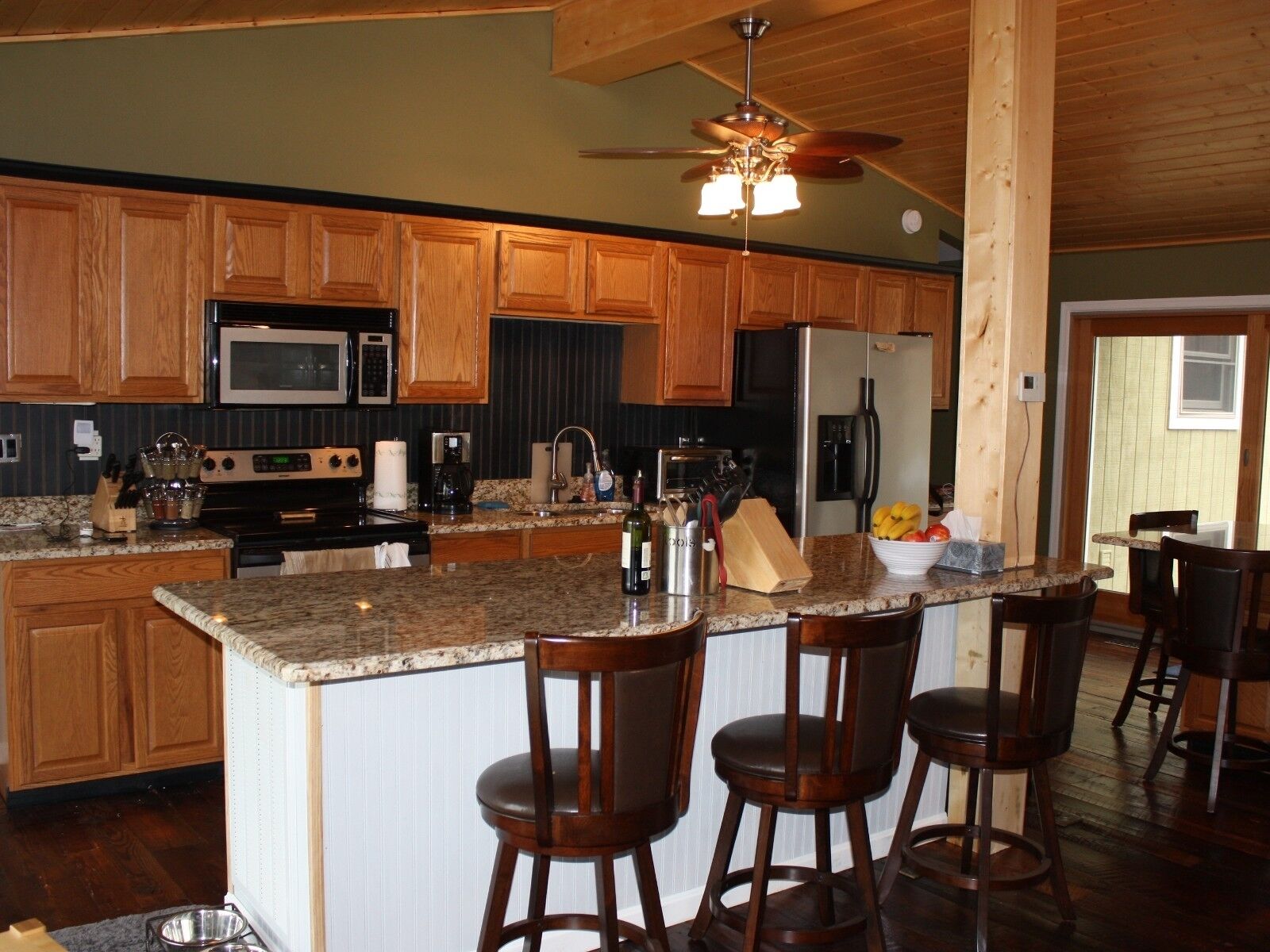 Luxury Renovation: Deep Water, Multilevel Dock, Spacious Deck