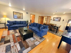 Smart-TV, Kamin, DVD-Player, Bücher