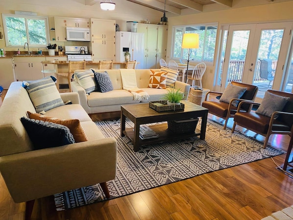 Smart TV, fireplace, DVD player, books - Starview Lodge: Quiet Mountain Home Bordering State Forest (Cobb)