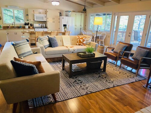 Starview Lodge: Quiet Mountain Home Bordering State Forest