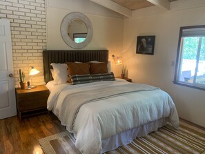 3 bedrooms, desk, travel cot, free WiFi - Starview Lodge: Quiet Mountain Home Bordering State Forest (Cobb)