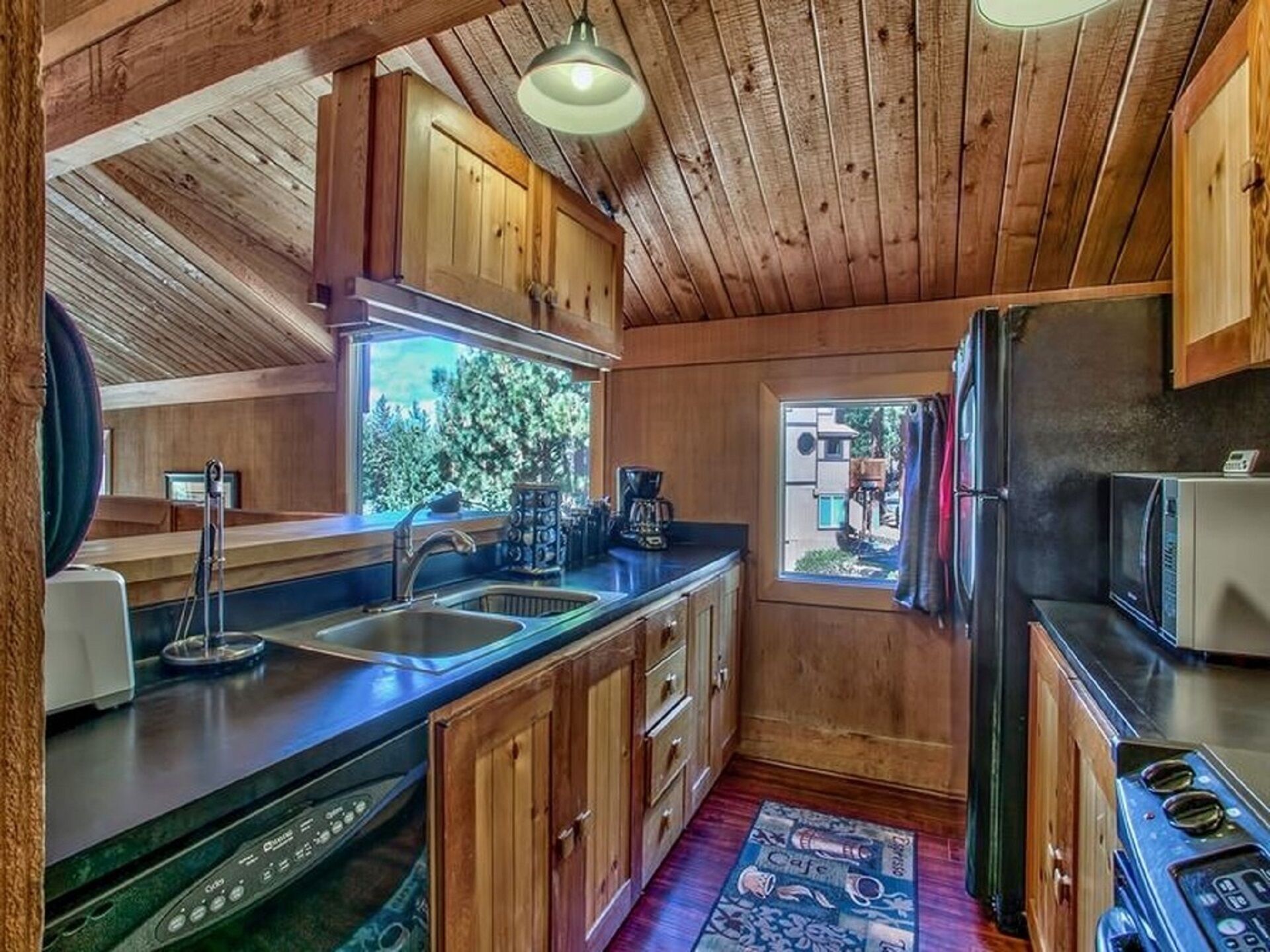 Winter in Tahoe, Family retreat, near ski,downtown,sledding, event center & Fun!