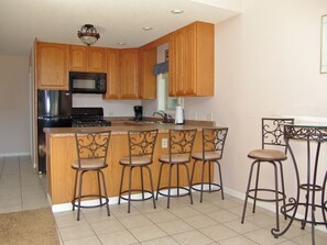 ثلاجة، ميكروويف، فرن، موقد طهي مسطح