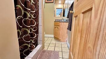 Bañera, secador de pelo, toallas