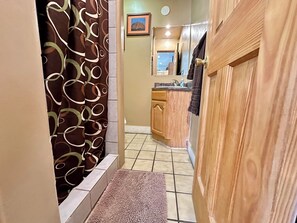 Bañera, secador de pelo, toallas