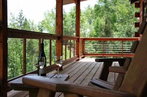 Overlook Cabin: E. Bluff Drive, Lake View, Hot Tub, Firepit, Central-AC, Private