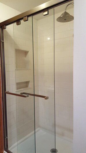 Combined shower/bathtub, hair dryer, towels