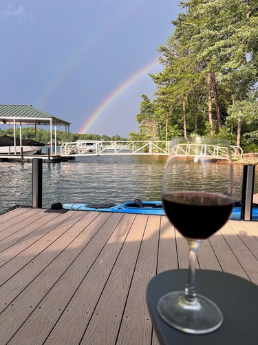 Lakefront Lake Keowee Home with flat lawn & private dock. 14 miles to Clemson!