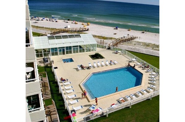 Een binnenzwembad, een buitenzwembad