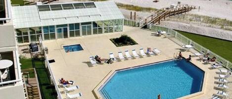 Innendørsbasseng og utendørsbasseng