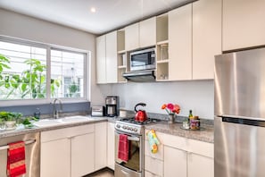 Geladeira, micro-ondas, fogão, cooktop