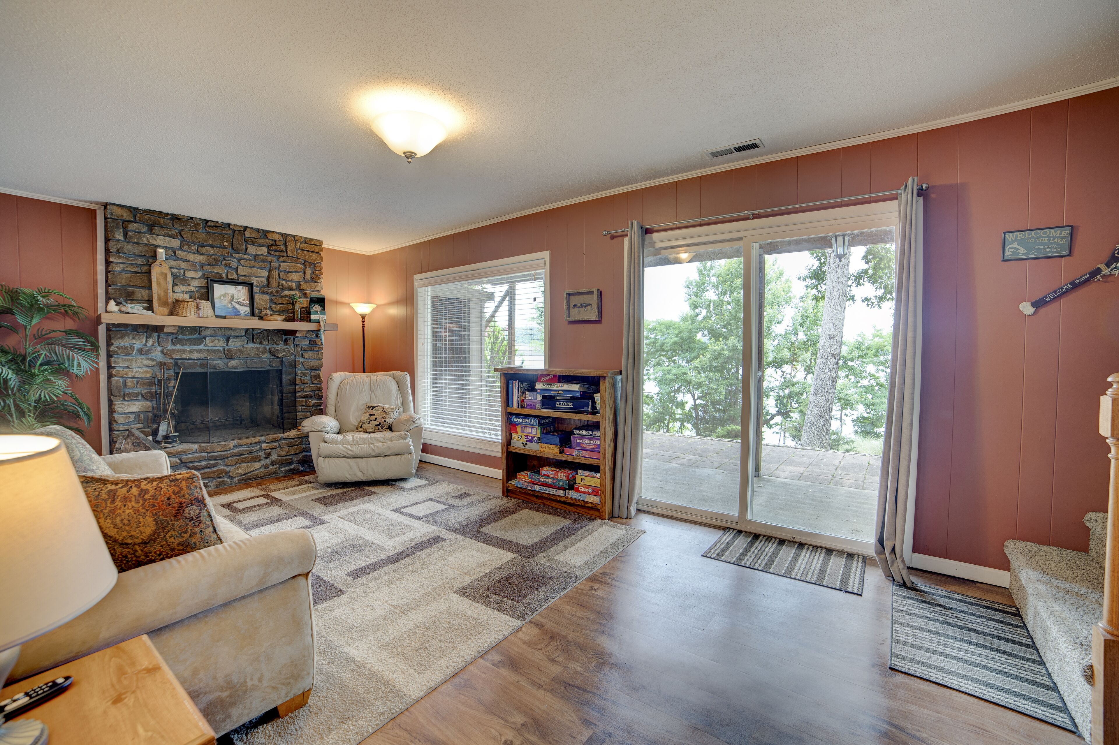 Tv, pejs, dvd-afspiller, videobibliotek