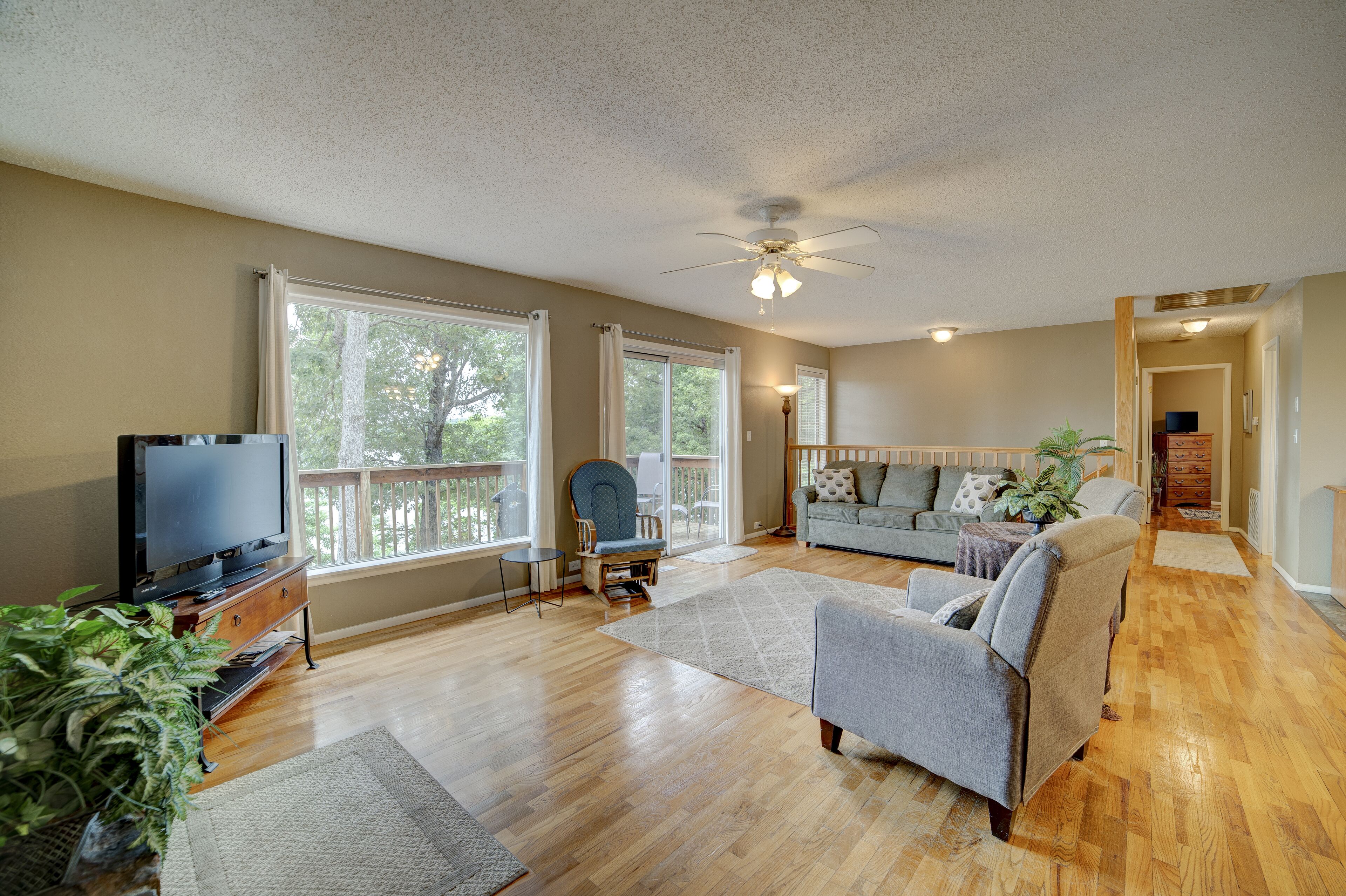 Perfect Beaver Lake Access! Firepit, Fishing/Swimming, Convenient to Rogers