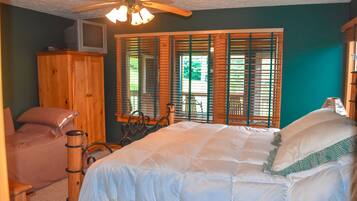 5 bedrooms, iron/ironing board, WiFi, bed sheets