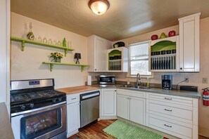 Fridge, microwave, oven, stovetop - Abba House Downtown  (Prescott)