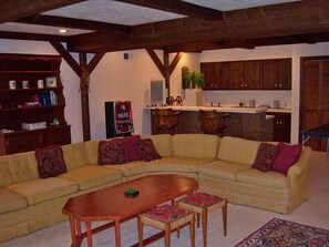 Smart TV, caminetto, lettore DVD, tavolo da ping pong