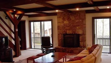 Smart TV, fireplace, DVD player, table tennis