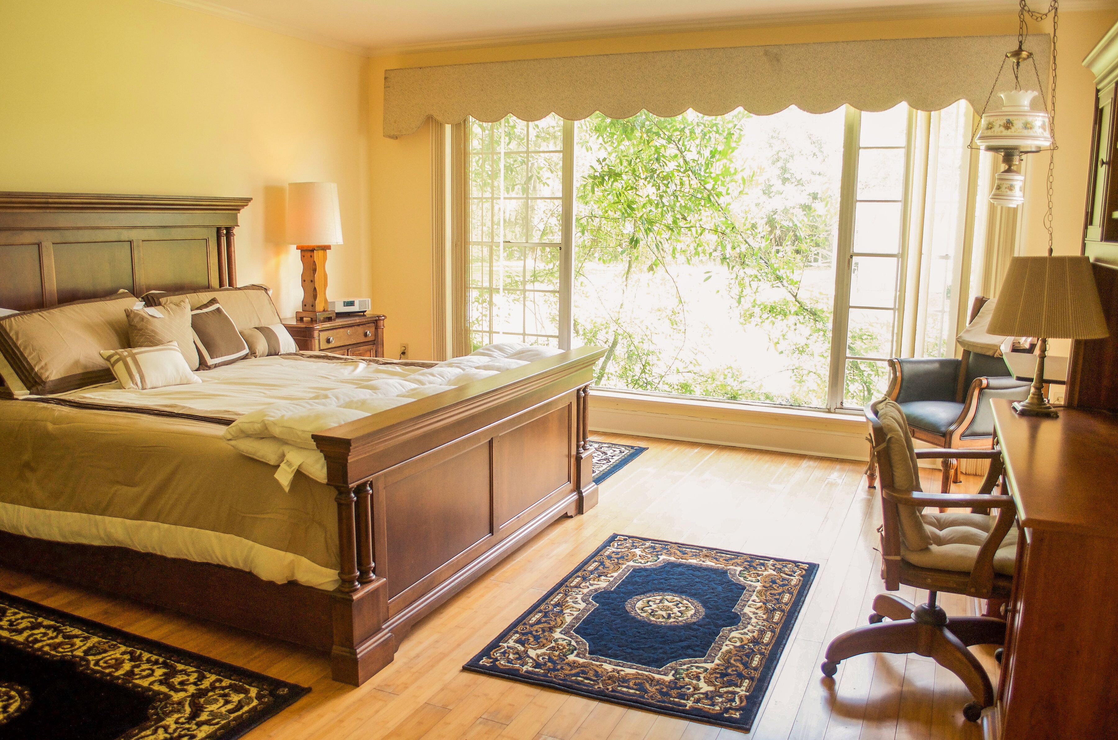 Social Distance on 40 acre Estate - The Manor