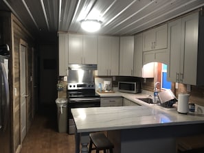 Geladeira, micro-ondas, fogão, cooktop