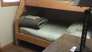 A bunk bed with a desk and lamp, a window with blinds, and a wooden floor. - Houseboat Located In Venice Marina (Venice)