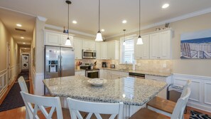 Kylskåp, mikrovågsugn, ugn och spishäll