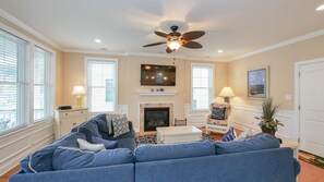 Smart TV, caminetto, lettore DVD, tavolo da calcetto