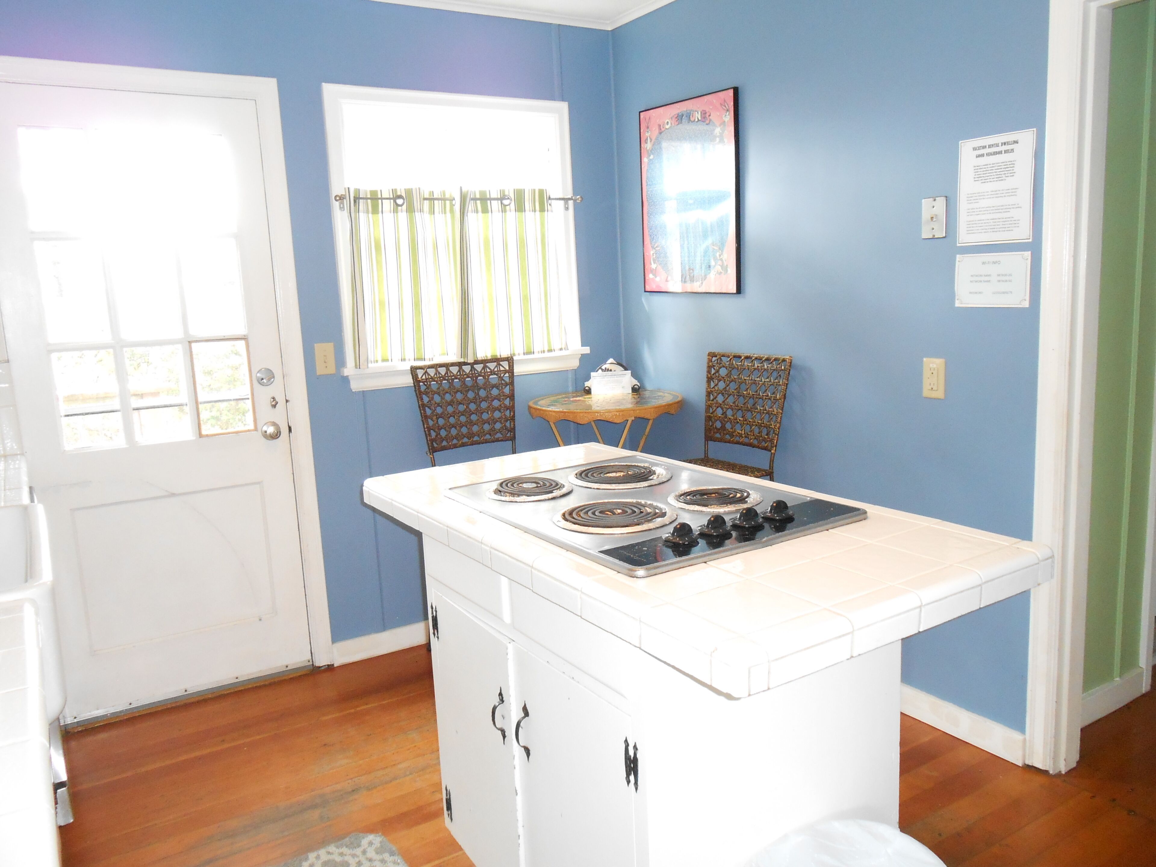 New Hot Tub, Outdoor Fire-pit, 1 block to beach - Deck & Beautiful Yard