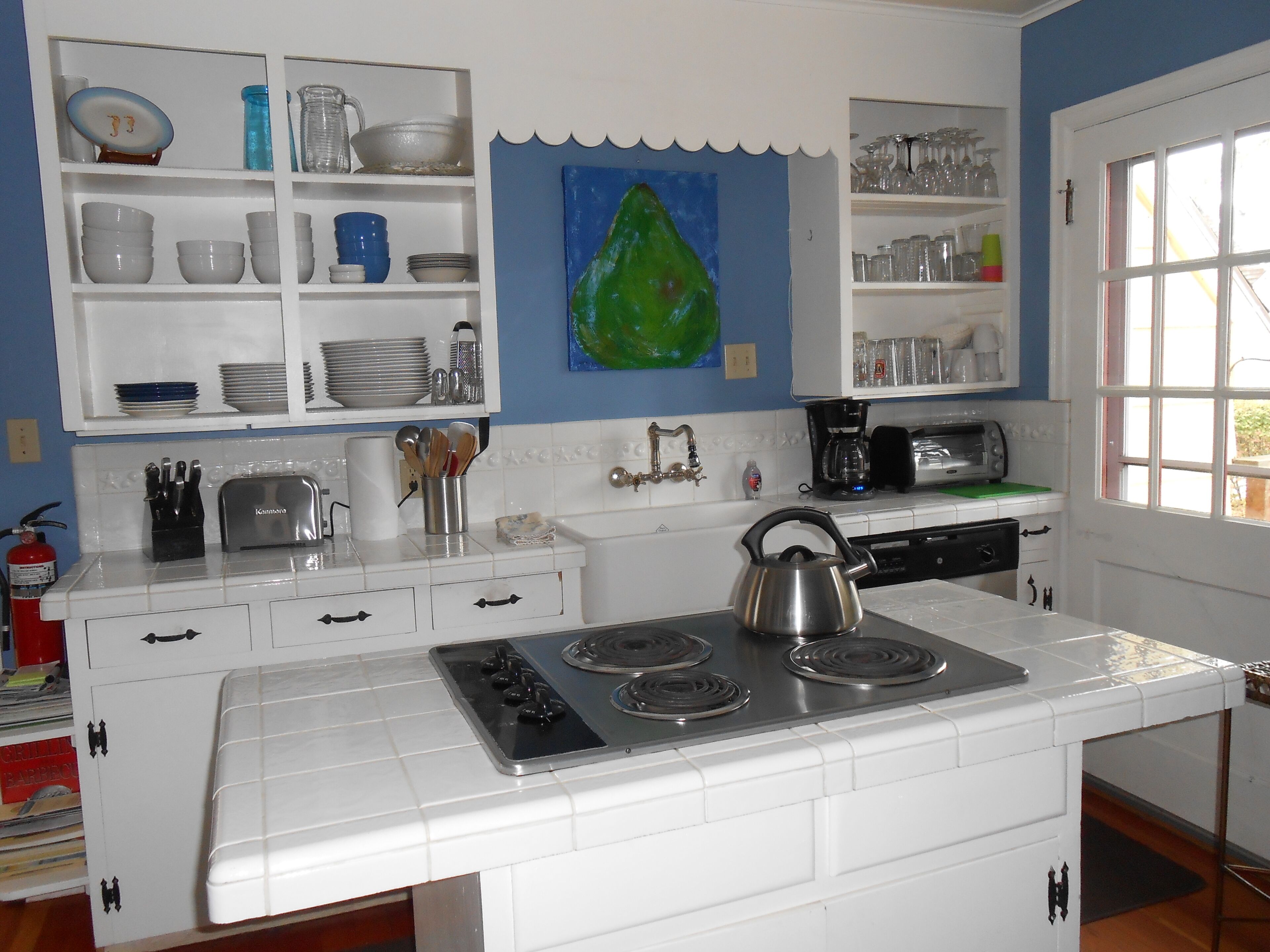 New Hot Tub, Outdoor Fire-pit, 1 block to beach - Deck & Beautiful Yard