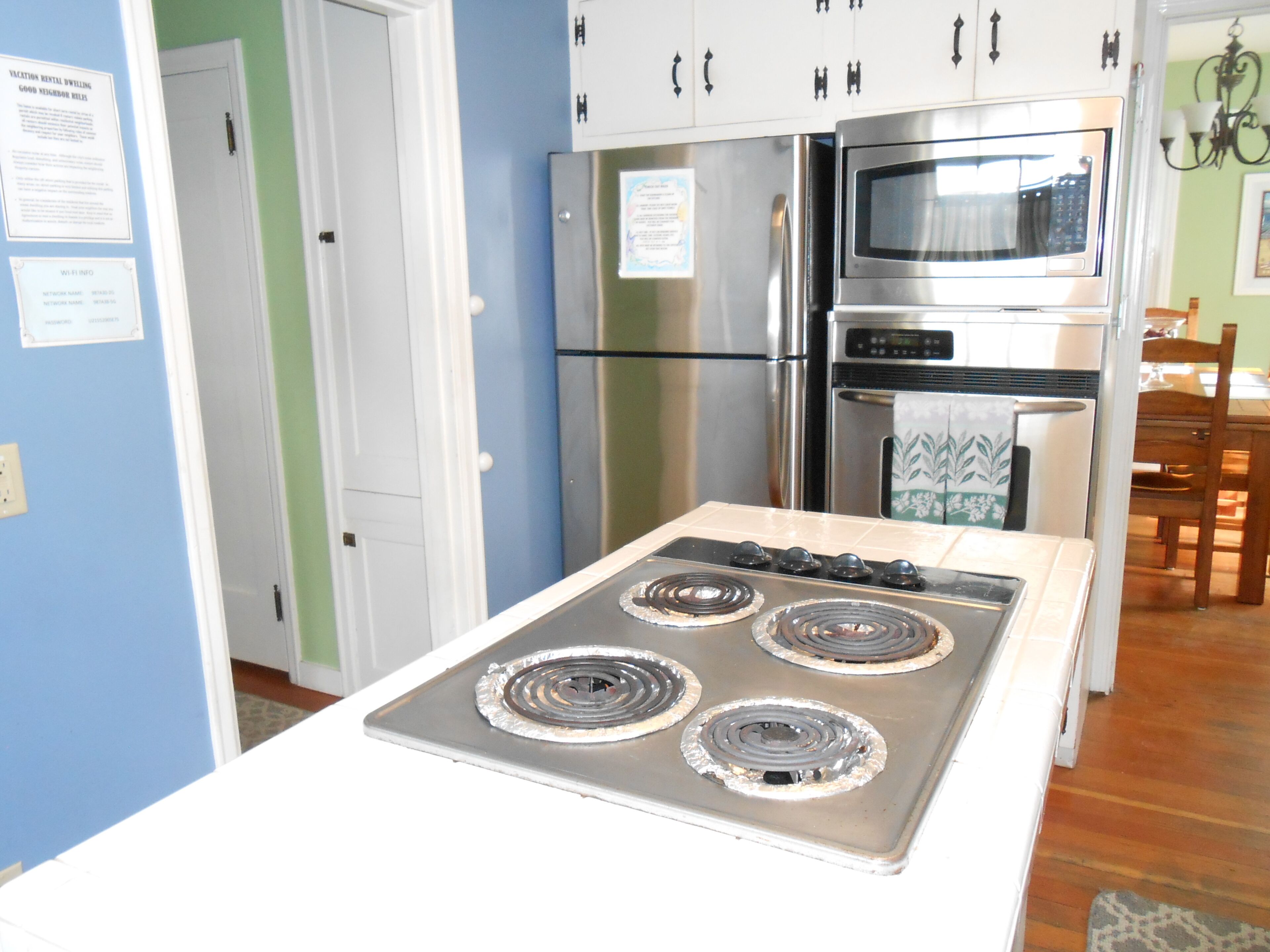 New Hot Tub, Outdoor Fire-pit, 1 block to beach - Deck & Beautiful Yard