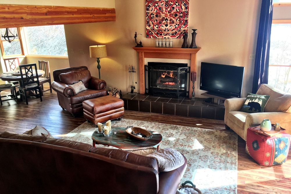 Beautiful cabin in town. Perfect for winter skiing and summer fishing!