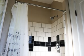 Combined shower/bathtub, hair dryer, towels - Casa Rustica - Centrally located, Carlsbad Caverns (Carlsbad)