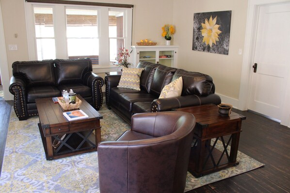 Televisio, DVD-soitin, kirjoja