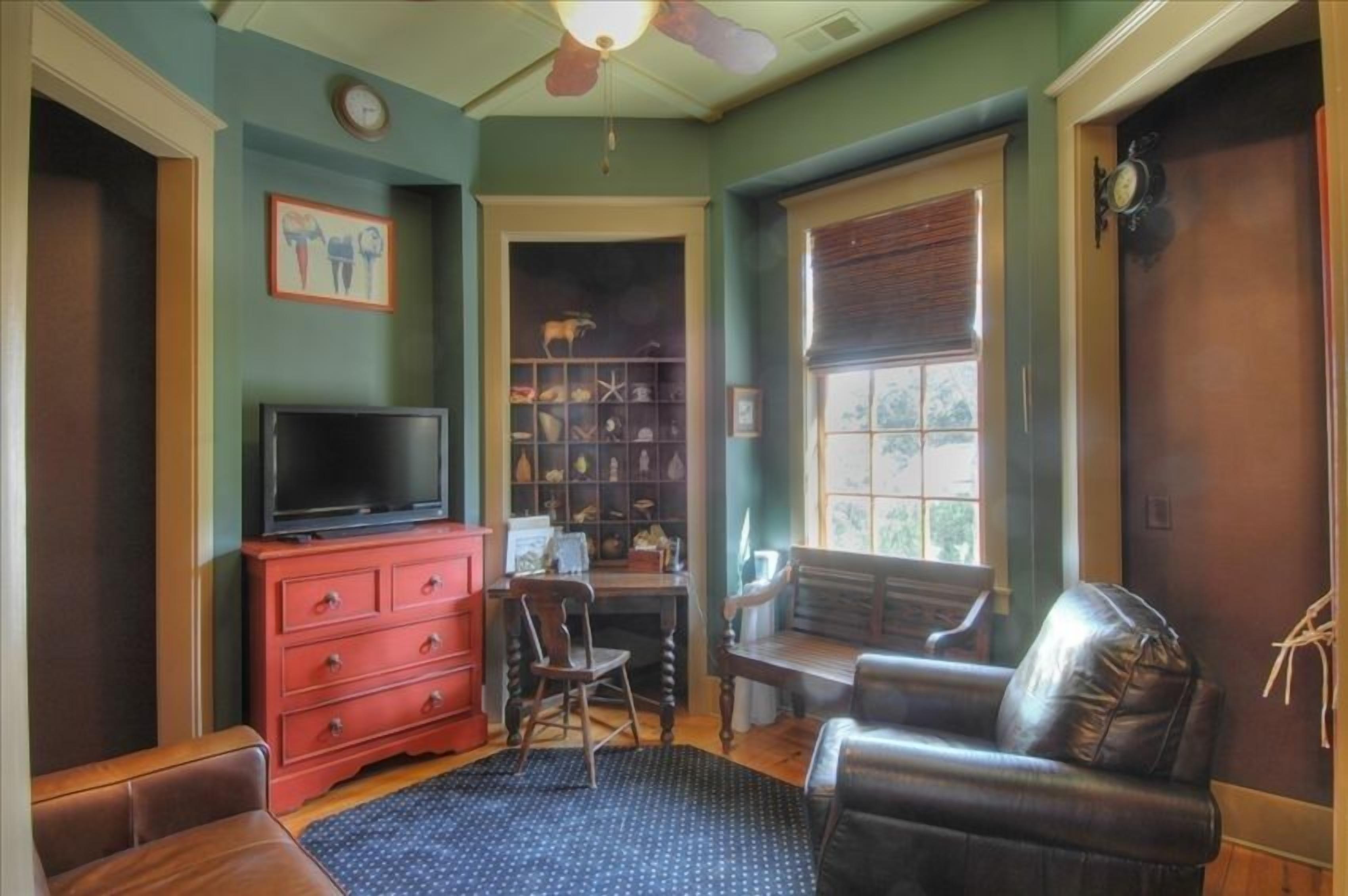  Gorgeous Custom Home, 7 BR, 2 porches,  steps to beach, heated  pool, elevator