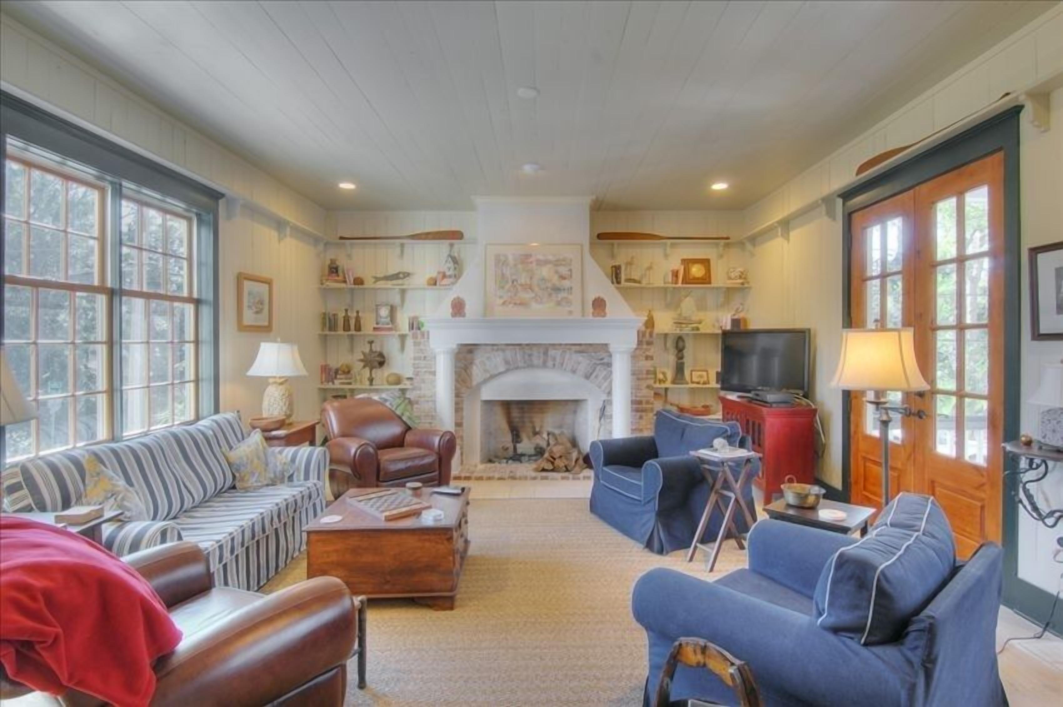  Gorgeous Custom Home, 7 BR, 2 porches,  steps to beach, heated  pool, elevator