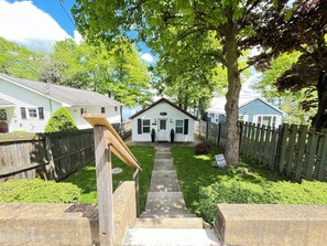 Property grounds - Quaint, cozy Blackbird Cottage on Seneca Lake with private lakefront (Dresden)