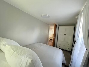 2 bedrooms, iron/ironing board, free WiFi, bed sheets - Blackbird Cottage, private lakefront on Seneca (Dresden)