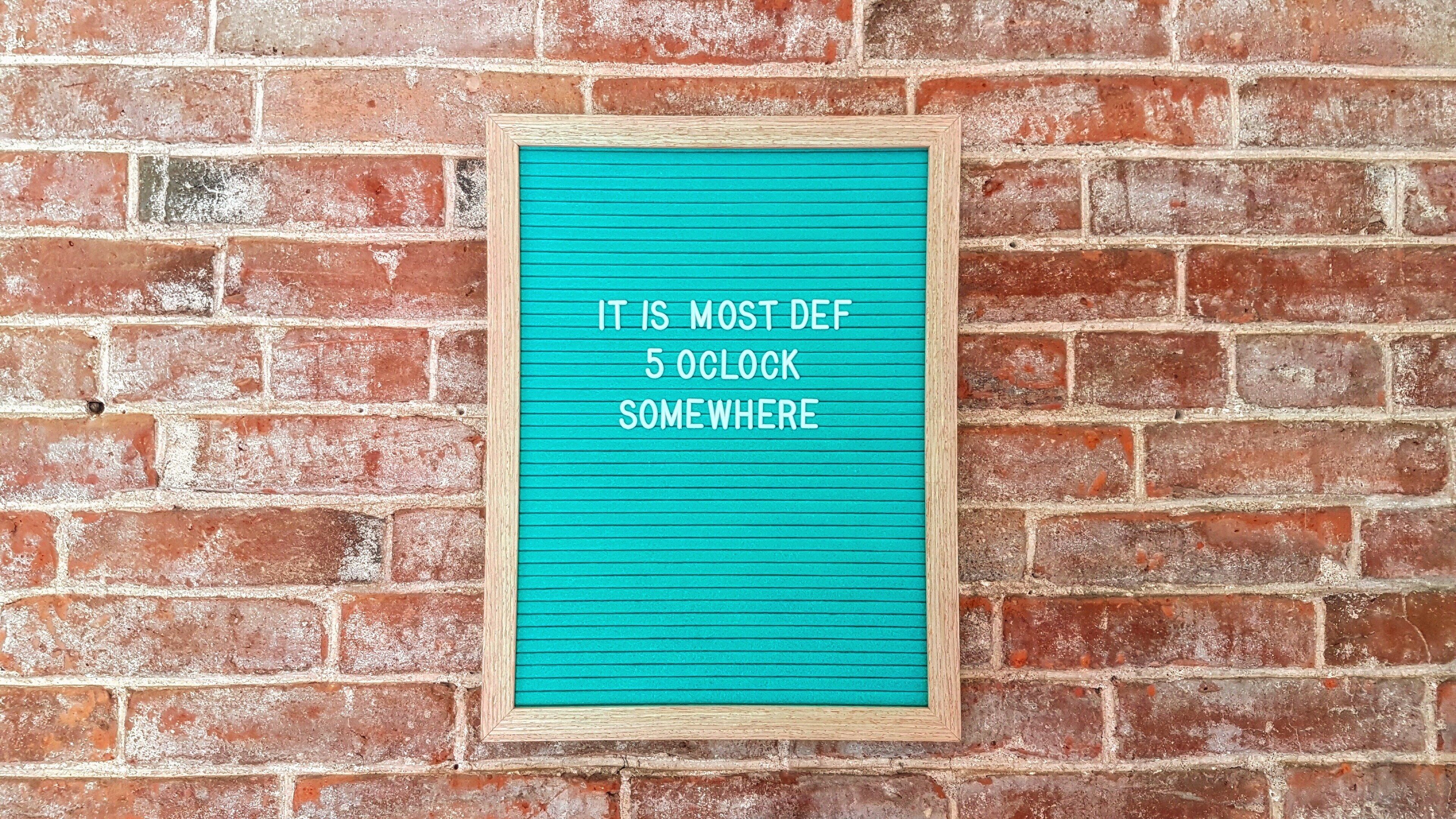 Une plaque encadrée avec du texte, fixée à un mur de briques.