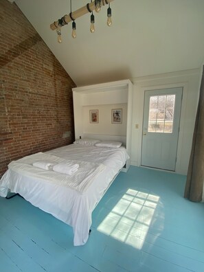 4 bedrooms, iron/ironing board, free WiFi, bed sheets - Modern 4BR Harbourfront Century Home (Prince Edward)