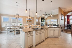 Dining - 5553- Tradewinds 6, Pet-friendly luxury Nags Head rental with private pool & easy beach access (Nags Head)