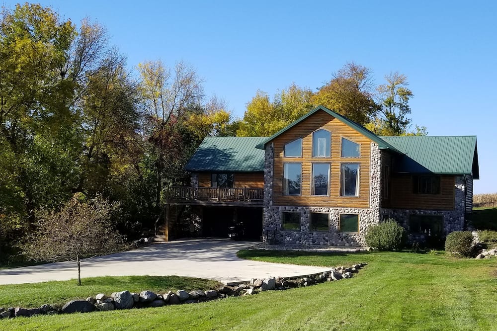 Okoboji Airbnb & Cheap Cabin Rentals from 135 AirCabins