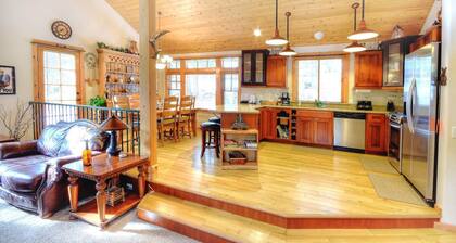 Strawberry Creek NYT Ilmastointilaitteella !!! Monitasoinen mökki, jossa 3 makuuhuonetta, 2 kylpyhuonetta ...