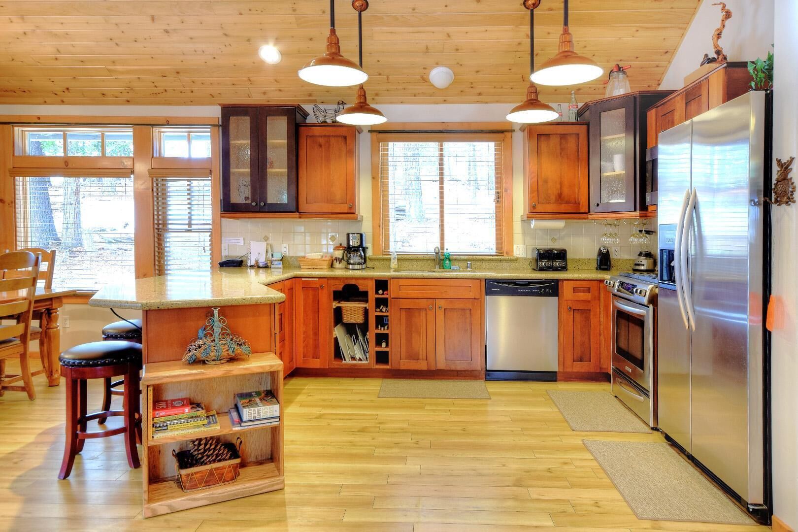 Jääkaappi, mikroaaltouuni, uuni, liesi