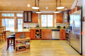 冷蔵庫、電子レンジ、オーブン、コンロ